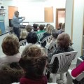 El urólogo de Eborasalud, el doctor Pablo Luis Gutiérrez, impartiendo una charla sobre incontinencia urinaria.
